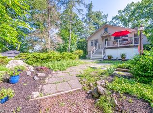 6 Maugtaug Trl, Andover, NJ 07821