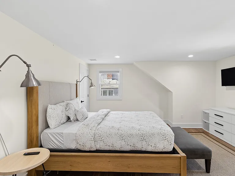 135 Pembroke Dr — Photo 31