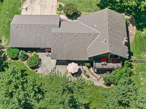 4th image of 16001 Russell Rd