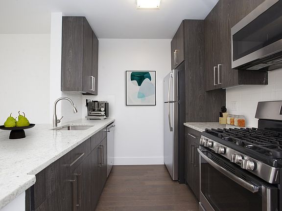 3rd image of 70 Battery Pl APT 617
