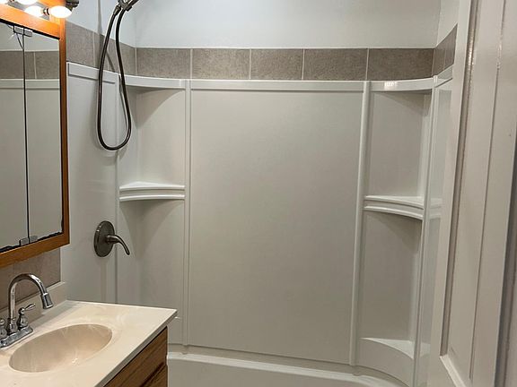 4th image of 226 Paris Ave #1