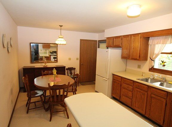 5th image of 210 E Arnold St