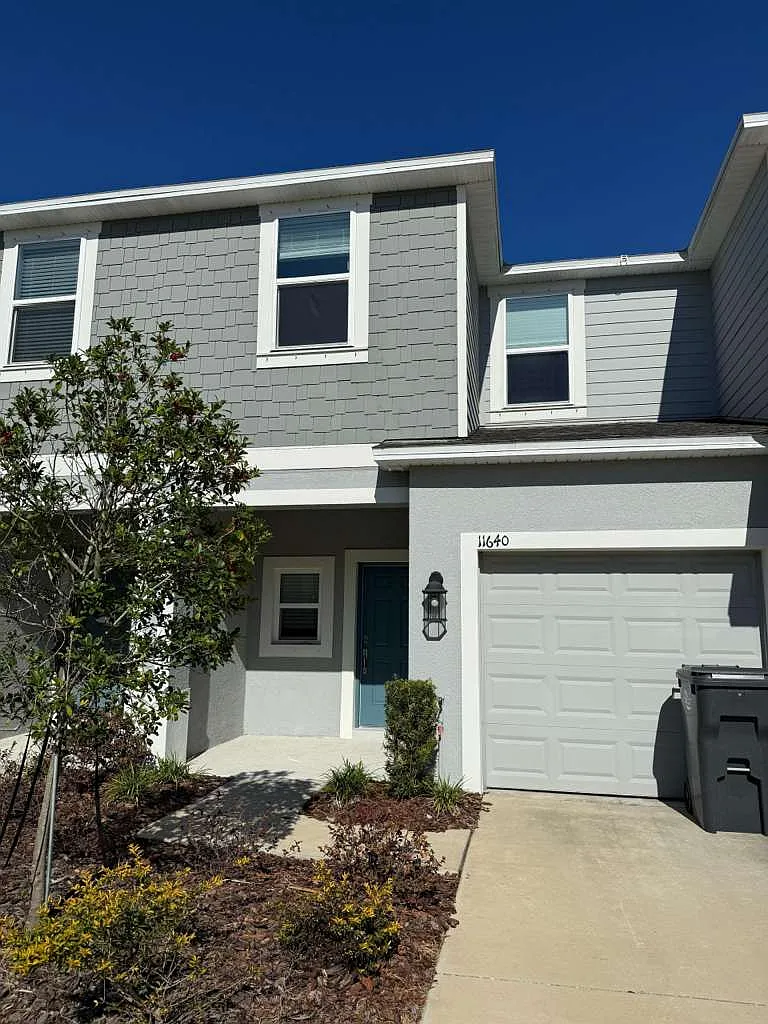 3 bed, 2.5 bath, 1394 sqft, $2,100 — Photo 1