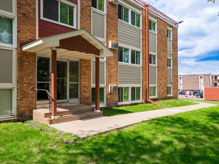 Pinehurst Apartments — Photo 15