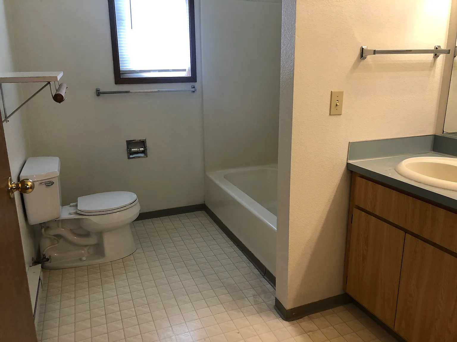 2 bed, 975 sqft, $1,350 — Photo 3