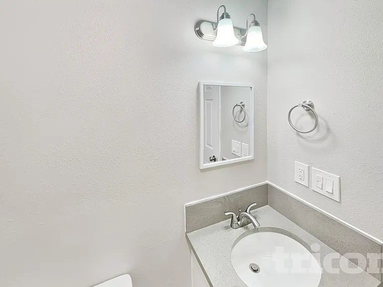 8617 NE 25th Cir — Photo 13