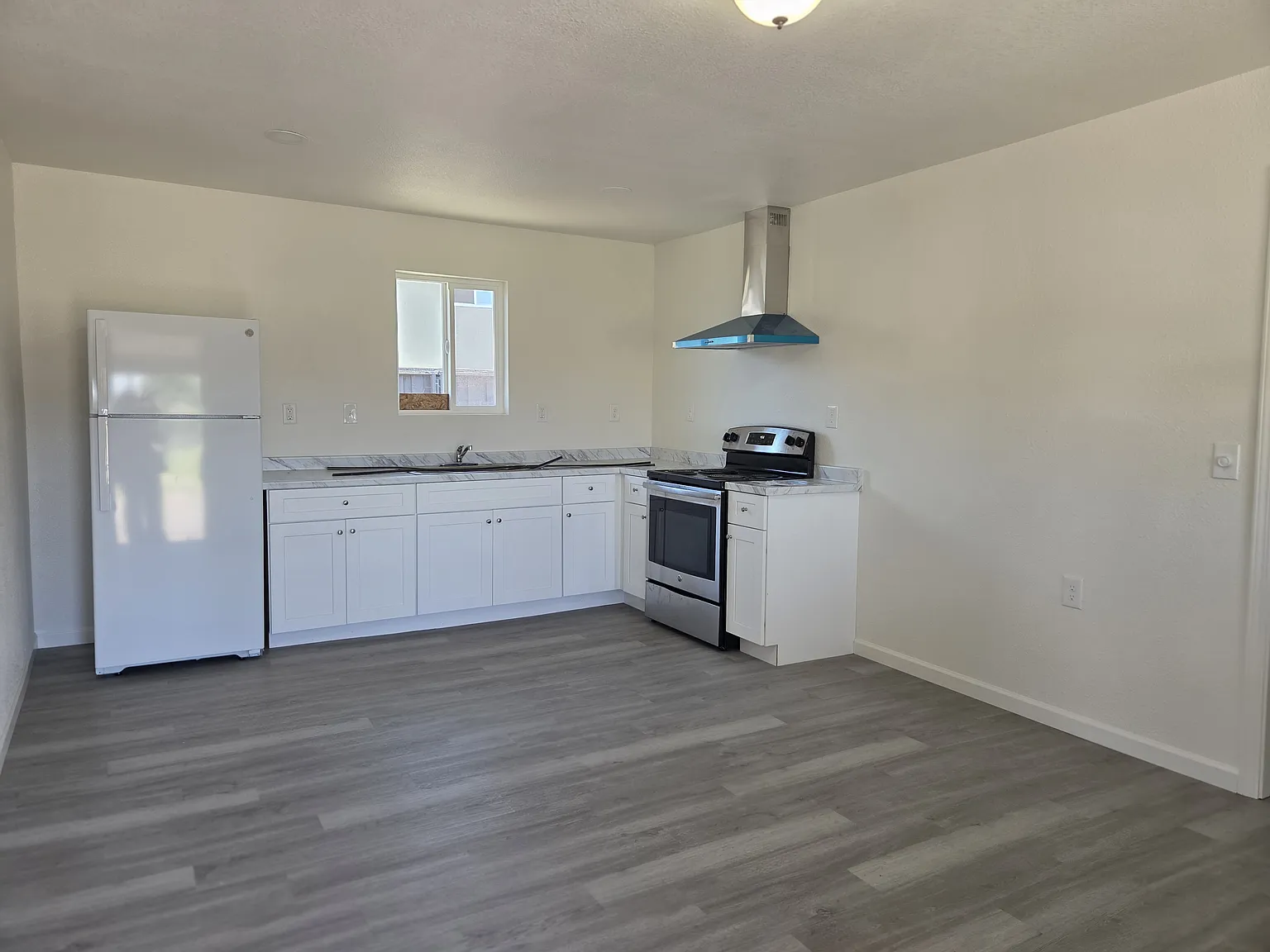 1 bed, 900 sqft, $1,300 — Photo 2