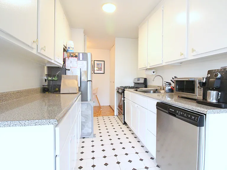 401 2nd Ave #24G — Photo 4