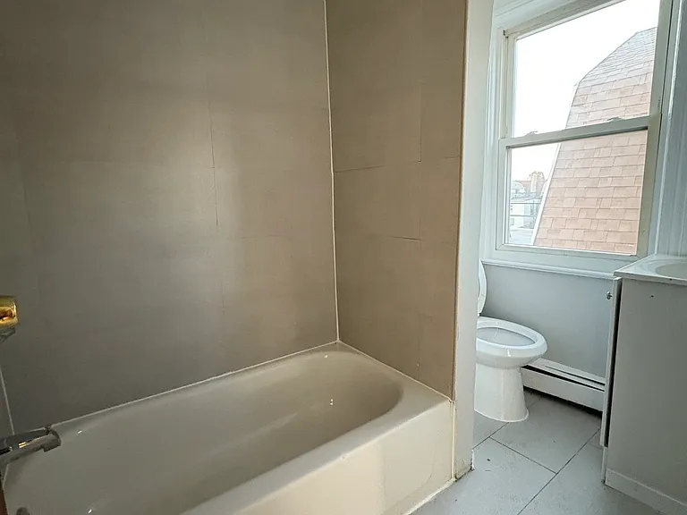 144 N 12th St #3L — Photo 2