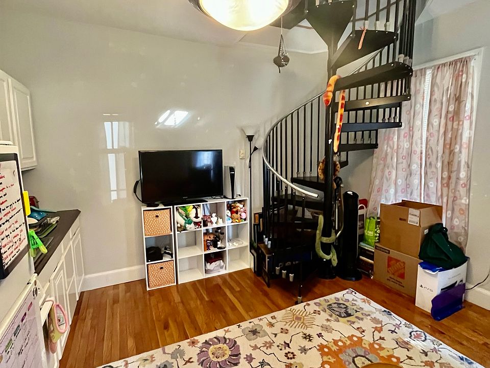 1st image of 241 Oak St #1R