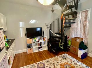 241 Oak St #1R, Holyoke, MA 01040