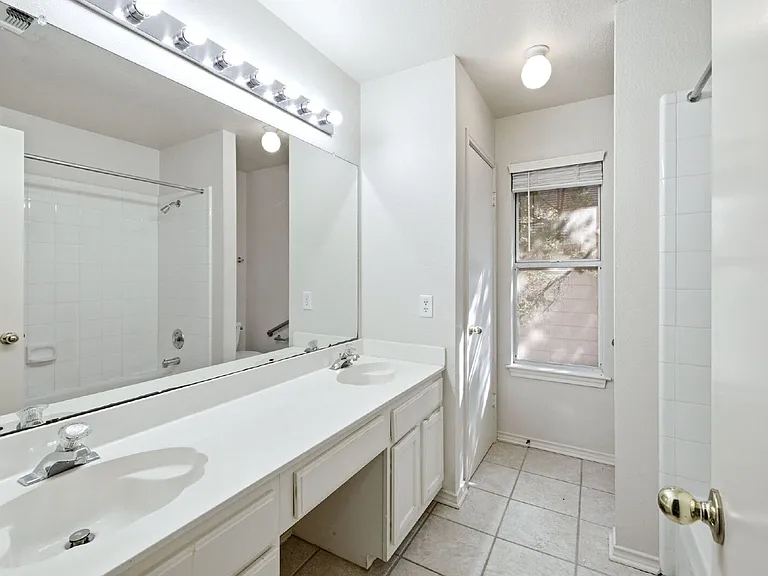 832 Dimrock — Photo 37