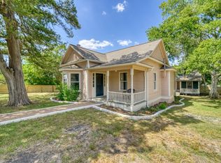 806 E Main St, Bellville, TX 77418