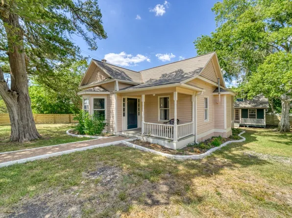 806 E Main St, Bellville, TX 77418