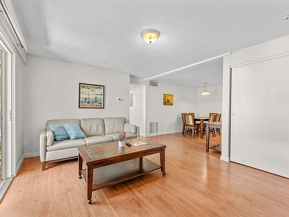 4th image of 8 Post Oak Ln APT 20