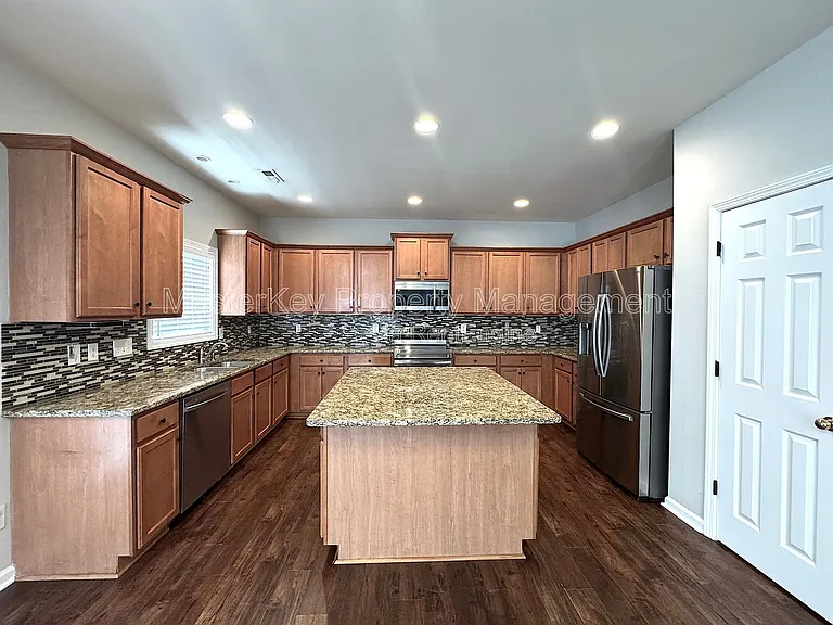 204 Straywhite Ave — Photo 9