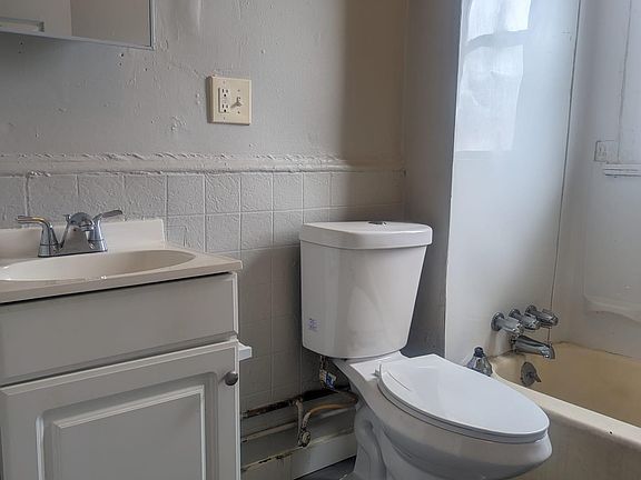 5th image of 619 Howard Ave #2A