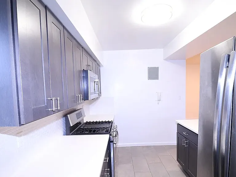 3415 Parsons Blvd #4R — Photo 9