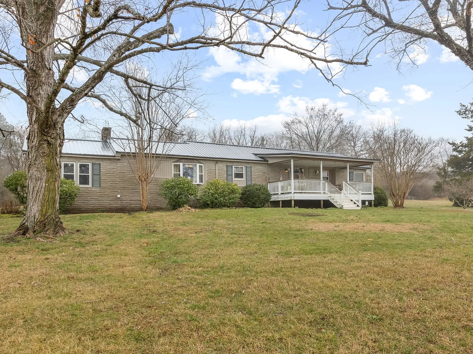 3 bed, 1.0 bath, 1550 sqft, $2,500 — Photo 2