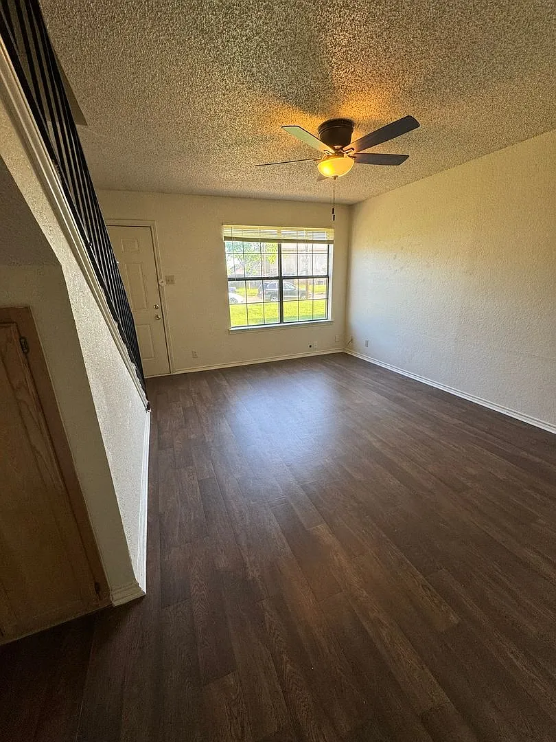 605 Meadowview — Photo 3