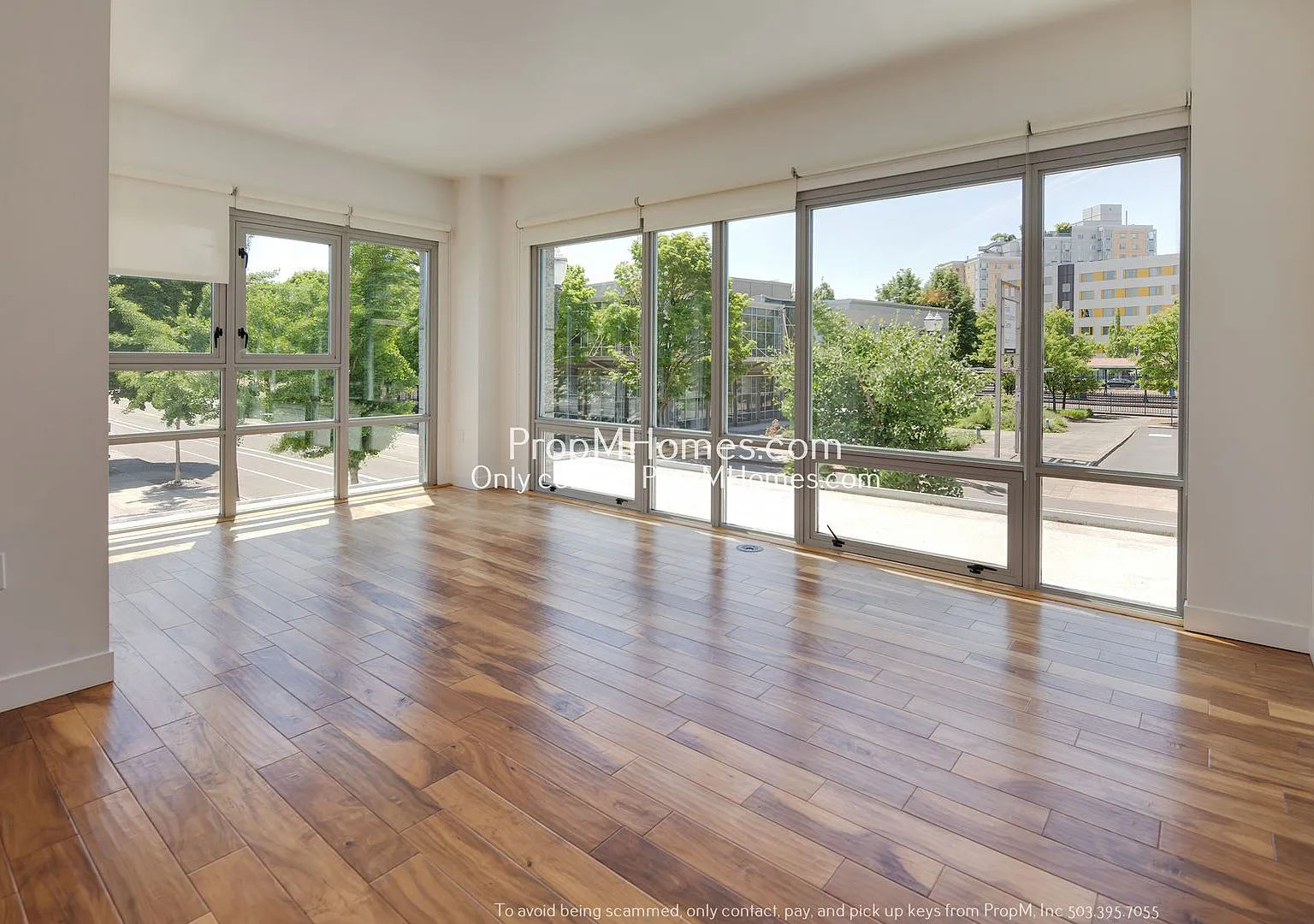 Luxurious One Bedroom Condo at the Pearl District Waterfront! — Photo 1