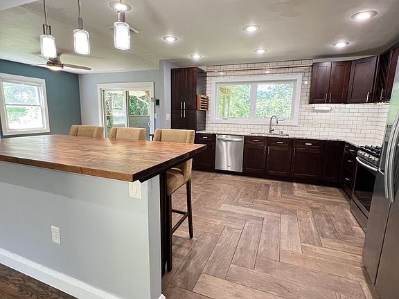 4th image of 13 Lakeview Dr #1