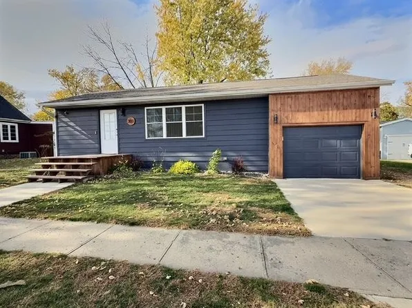 303 W 1st St, Lake Park, IA 51347