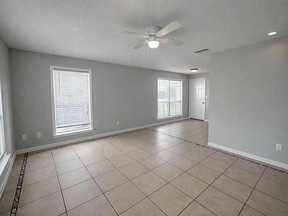 4th image of 1105 E Austin Ave