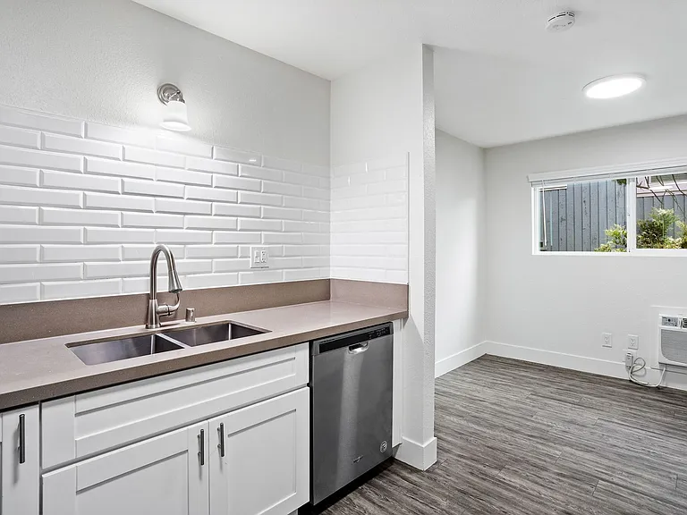FH - Hilltop Apartments — Photo 12