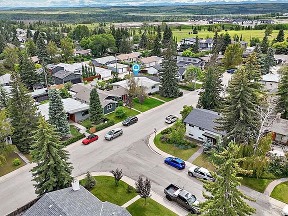 3rd image of 5804 N Lodge Cres SW