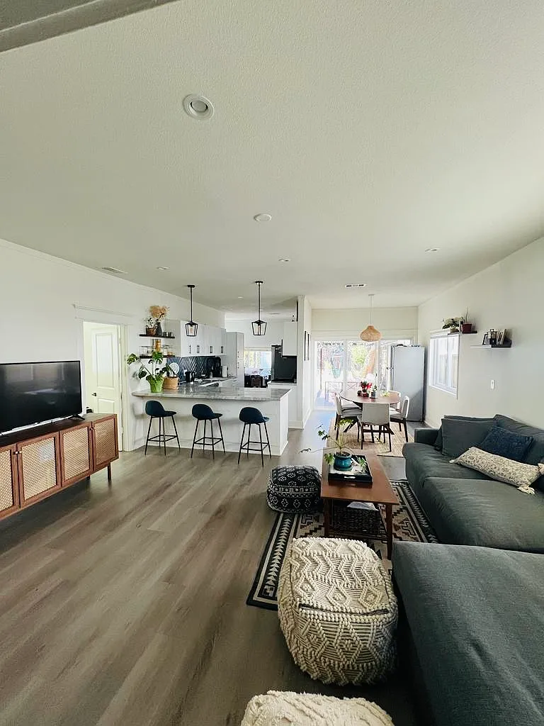 665 Temple Ave — Photo 2