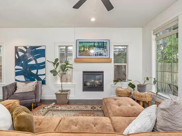 1222 E Franklin St — Photo 10