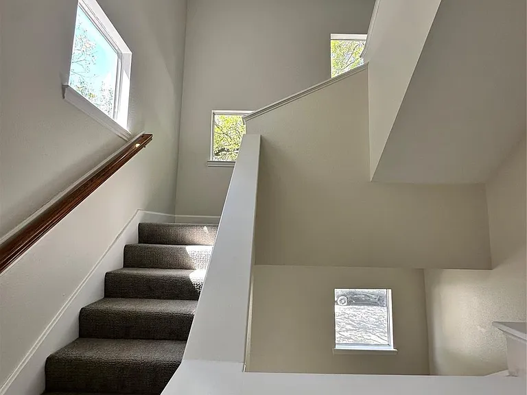 2713 Crawford St — Photo 4
