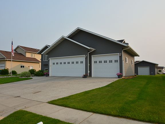3rd image of 626 17th Ave E