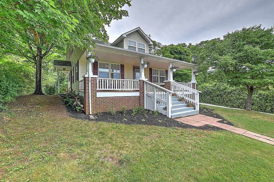 1st image of 204 E Milligan Dr