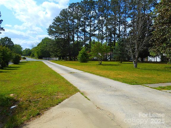 4th image of 733 Catawba Cir N