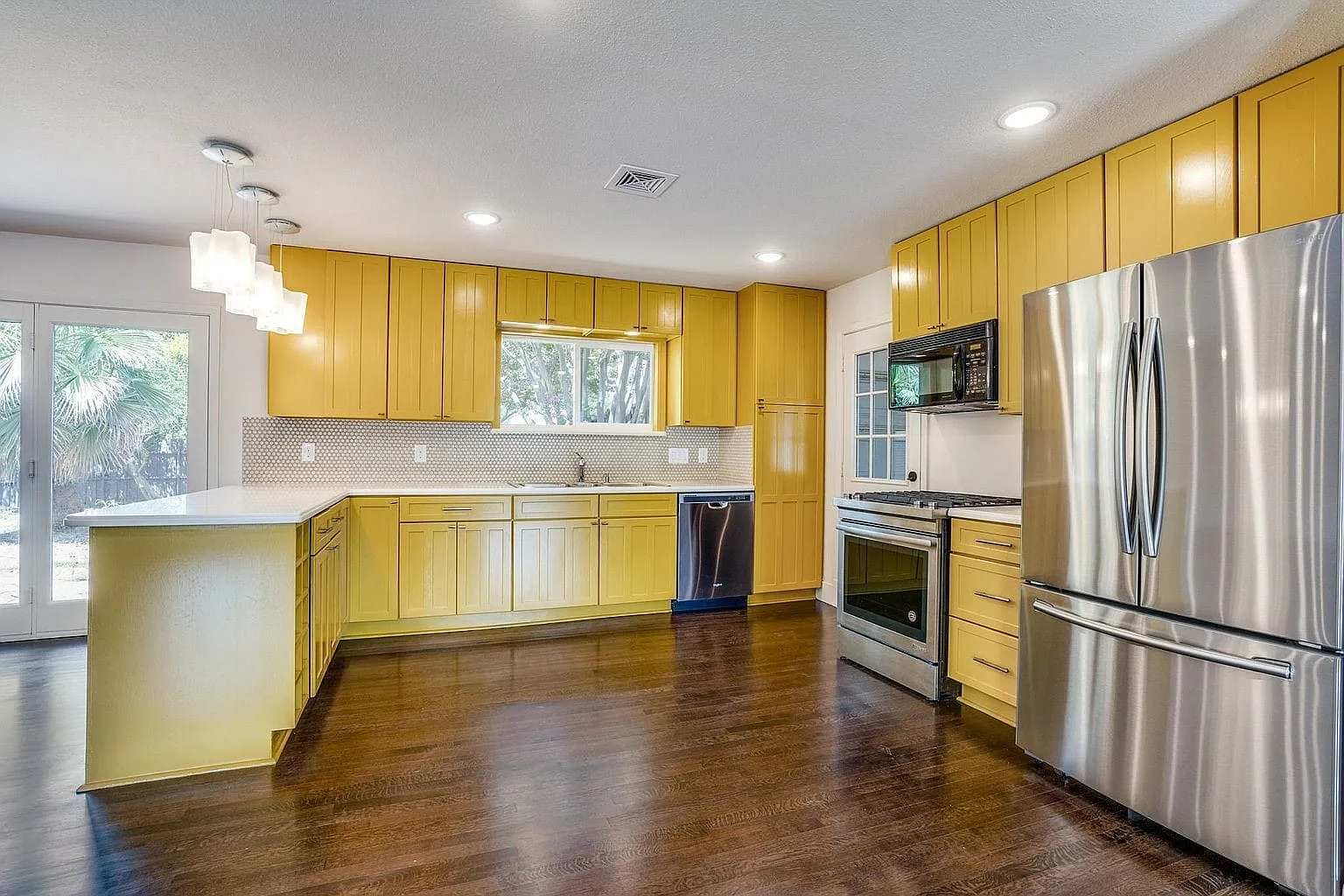 3 bed, 2.0 bath, 1777 sqft, $3,100 — Photo 3