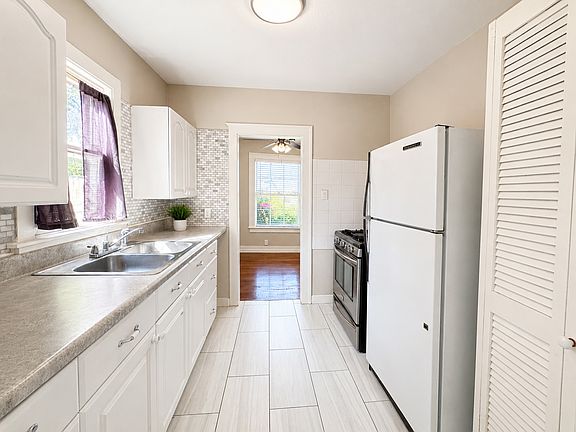 3rd image of 1209 N Carroll Ave