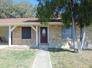 1108 Dove Ave, Devine, TX 78016