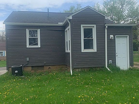 3rd image of 142 Elizabeth Ave SW