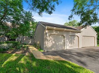1290 Oak Hill Rd APT B, Lake Barrington, IL 60010