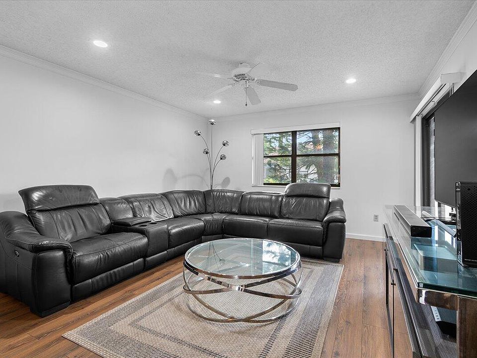 1st image of 382 Ottawa Ct