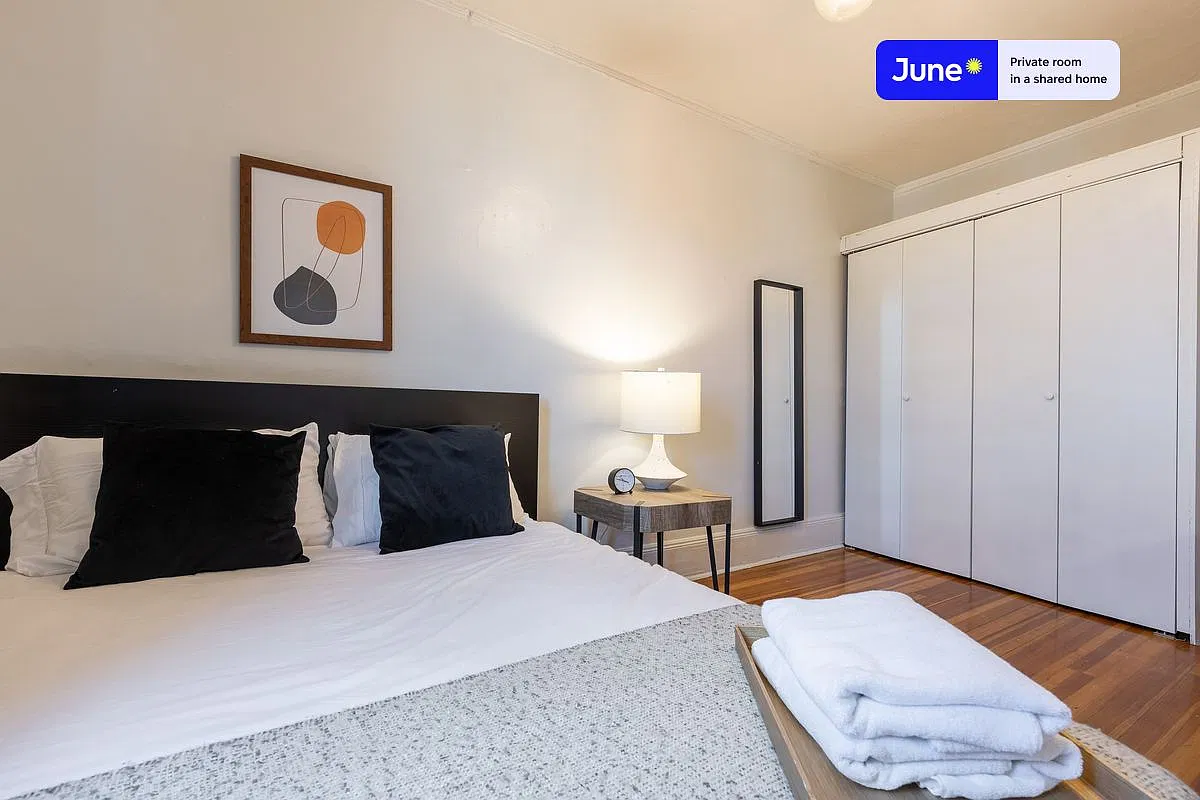 Queen bedroom in 3 bed/1 bath home in North End #369 B — Photo 2
