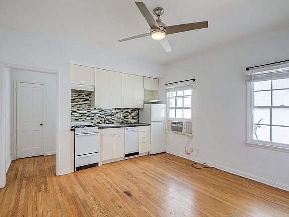 4th image of 963 N Doheny Dr