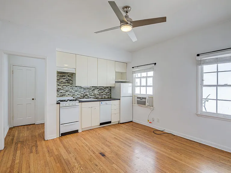 963 N Doheny Dr — Photo 8