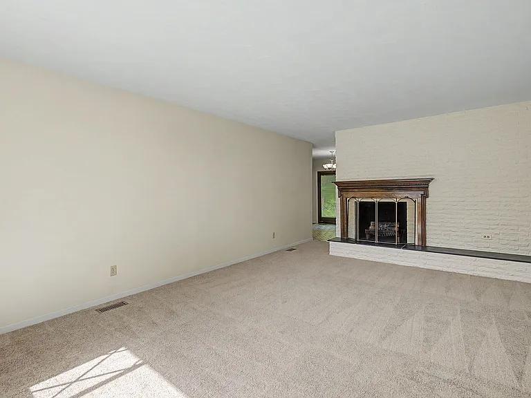 819 Gleneagle Dr — Photo 5