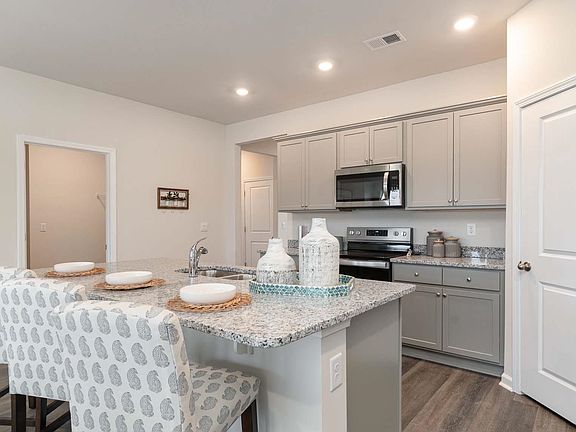 3rd image of 369 Glade Ct.