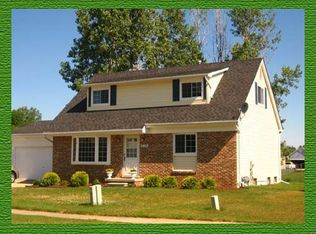 61350 Roaring Brook Dr, South Lyon, MI 48178