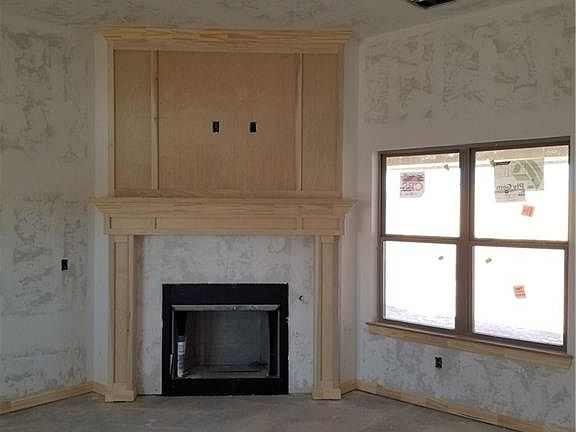 5th image of 704 S Bouziden Dr