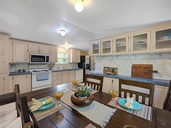 5th image of 24219 Glenwood Boulevard